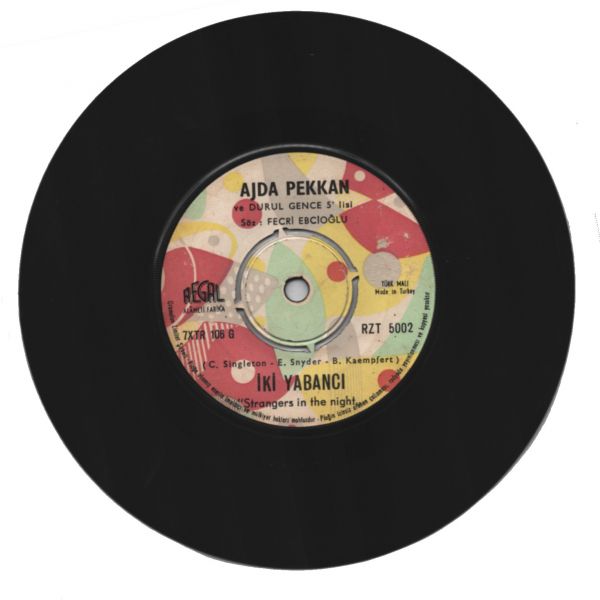 AJDA PEKKAN ve Durul Gence 5´lisi (Söz: Fecri Ebcioğlu) - İki Yabancı (Frank Sinatra - Strangers In The Night) / Bang Bang (My Baby Shoot Me Down: Kill Bill fiminden de tanıdığımız muhteşem eser)
