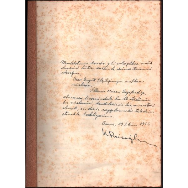 K. [Kemal] Reisoğlu´dan ithaflı ve imzalı EIN BLICK IN DIE TÜRKISCHE JUSTIZPFLEGE UND JUSTIZORGANISATION [Türk Adalet Yönetimine ve Yargı Teşkilâtına Bir Bakış], 12 sayfa, 22x30 cm