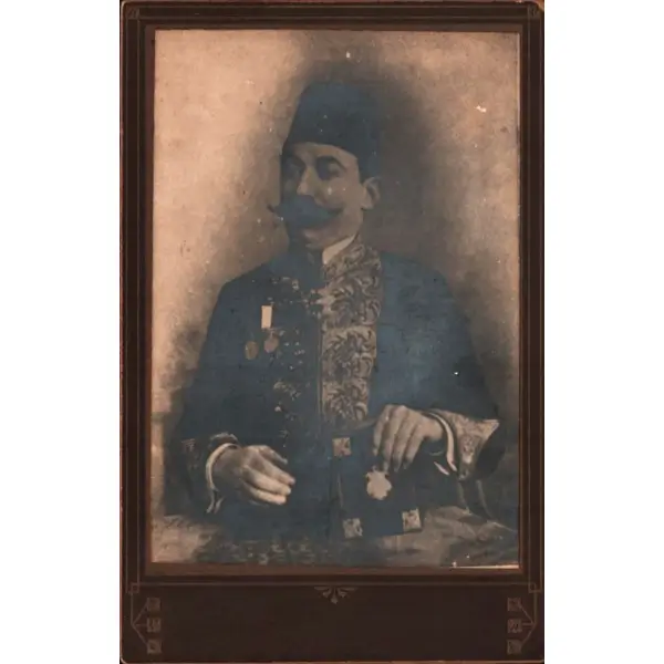 Elinde kitabıyla poz vermiş madalyalı ve nişanlı Osmanlı paşasının kabin fotoğrafı, 11x17 cm