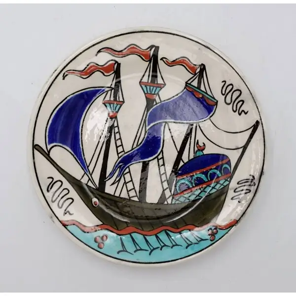 Sıtkı [Olçar] imzalı, gemi tasvirli porselen duvar tabağı, çap: 19 cm