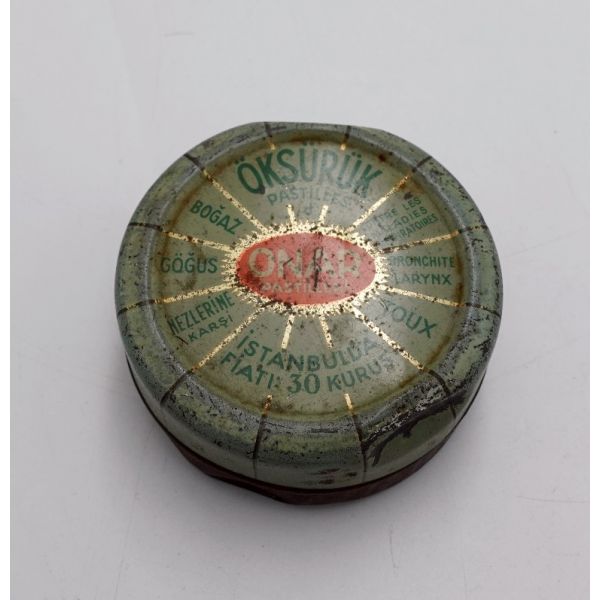 Teneke ONAR PASTİLLERİ kutusu, 7x3 cm, bazı noktaları ezilmiş haliyle
