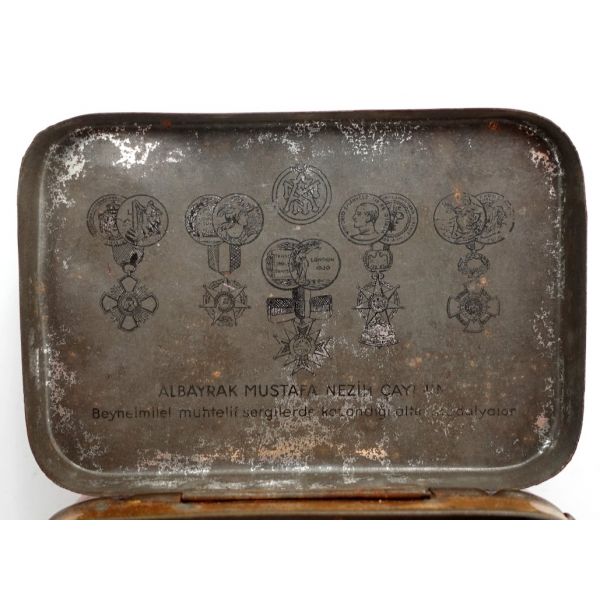 ALBAYRAK MUSTAFA NEZİH ÇAYI (The Albairak Moustafa Nezih) teneke kutusu, 9x6x4 cm