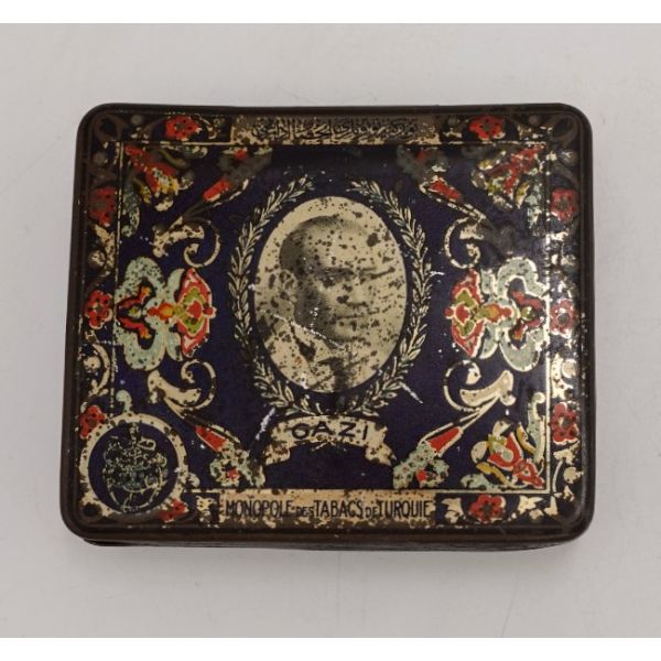 Türkiye Tütünleri İnhisar İdaresi´nden Atatürk ve Gazi Köşkü görselli teneke GAZİ sigarası kutusu, 9x7x2 cm
